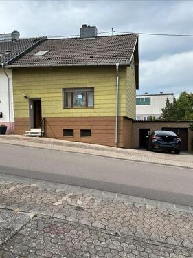 Foto - Einseitig angebautes Einfamilienhaus