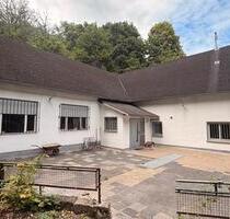 Haus mit großem Saal, Bar, Terrasse und 800 m² Grundstück - Idar-Oberstein