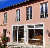 freundlicher Laden unmittelbar an gastronomisch genutzten Innenhof in zentraler Lage in Rheinsberg