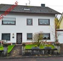 Einfamilienhaus mit E-Wohnung, großem Grundstück u.1 Garage - Scheuerfeld