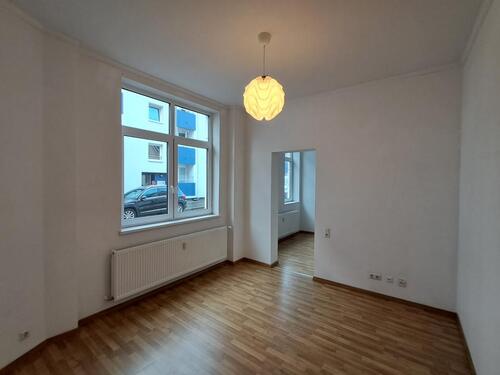 Foto - Anfragen NUR per E-Mail. Absolute Seltenheit! Mini 3-Zimmer EG-Terrassen Wohnung. (Wohnküche mit EBK und Terrasse, Moderne Badezimmer mit Badewanne und Fenster, Arbeitszimmer, Schafzimmer, Wohnzimmer)