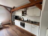 Foto - Charmante 2-Raum-Dachgeschosswohnung mit Einbauküche und stilvollen Holzbalken in Riesa
