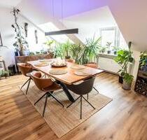 Kassel Vorderer Westen – DG-Wohnung mit Klima, Balkon & Küche