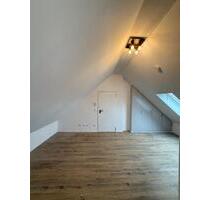 Möbilierte Dachgeschosswohnung in Moosach-20qm, eigene Küche&Bad - München Schwabing-Freimann