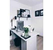 Arbeitszimmer mit höhenverstellbaren großen Schreibtisch - Leipzig Altwest