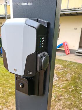 Foto - Moderner E-Stellplatz mit Ladesäule