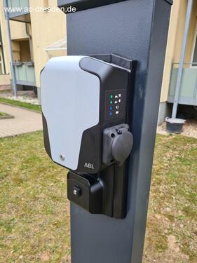 Foto - Moderner E-Stellplatz mit Ladesäule