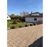 Modernes Bungalow Einfamilienhaus mit einem großen Garten - Laupheim