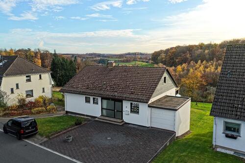 Foto - Freistehendes Einfamilienhaus mit Garten, Wintergarten & Terrasse