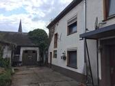 Foto - Älteres Wohnhaus mit Nebengebäuden(Ausbaupotential)