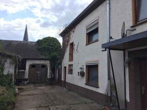 Foto - Älteres Wohnhaus mit Nebengebäuden(Ausbaupotential)