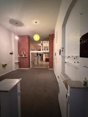 Foto - Helle Ladenfläche mit Hof Zugang