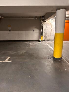 Foto - Parkplatz im Herzen in der Stadt.