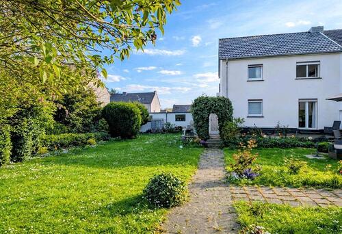 Foto - Attraktives Eckhaus mit 2 Garagen & schönem Garten Bezugsbereit