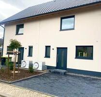 *NeubauErstbezug* Doppelhaushälfte mit gehobener Ausstattung, Garage und Wohnmobilstellplatz bis 9m - Lohmar