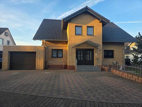 Foto - Freistehendes Zweifamilienhaus mit großem Garten