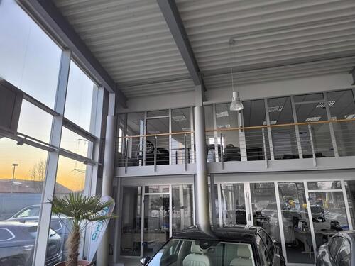 Foto - Repräsentatives Autohaus mit Showroom & Außenfläche – ab 2026 verfügbar