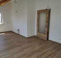 Schöne helle 3-Zimmer-Dachgeschosswohnung, zentrumsnahe Lage - Osterhofen