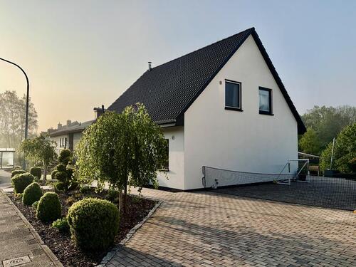 Foto - Modernes EFH aus 2021 mit großer Garage & großem Garten