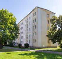 Das Wohngebäude erstreckt sich über fünf Etagen und befindet sich in einer gepflegten Wohnsiedlung. Die Außenanlagen sind begrünt und tragen zu einem angenehmen Wohnumfeld bei. Für Komfort und... - Neukieritzsch