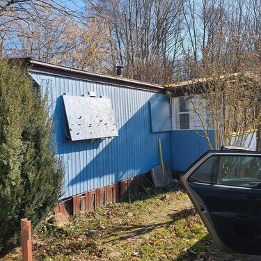 Foto - Alter Bauwagen auf Campingplatz-Parzelle