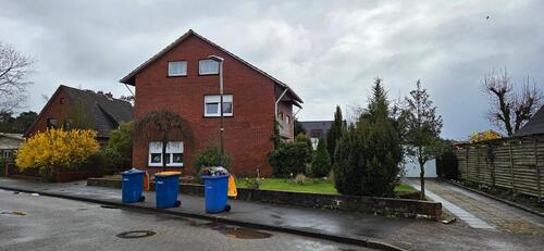 Foto - Ein-Zweifamilienhaus mit Garage und großem Garten