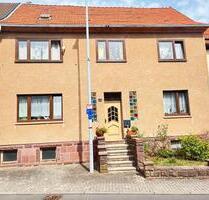 Wohnhaus mit 2 Wohnungen, massiver Scheune, Garage und Bungalow