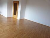 Foto - Gemütliche große helle 2 Zimmer-Wohnung mit neuem Bad von 2014, Einbauküche, Garage und Loggia!