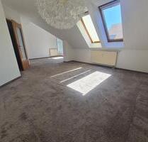 sonnige Wohnung mit zwei Stellplätzen - Burgstädt