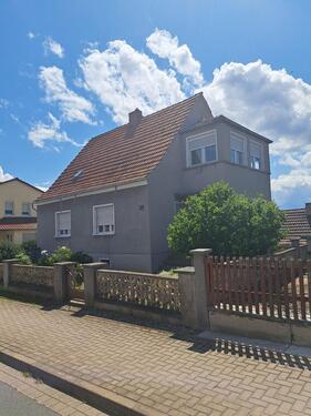 Foto - Einfamilienhaus mit Garten und Nebengelass