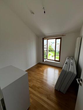 Foto - Luftiges WG-Zimmer in riesiger lichtdurchfluteter Wohnung