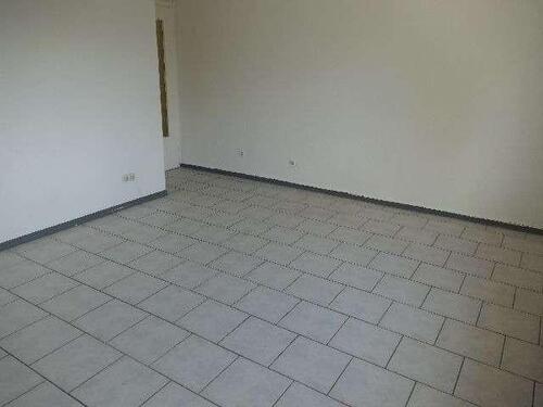 Foto - Ruhige große helle schicke 3 Zimmer-Erdgeschoss-Wohnung mit Dusche, Garten und Kfz.-Stellplatz!