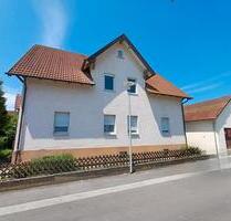 Einfamilienhaus mit Garten und großer Halle mit Garage - Hechingen