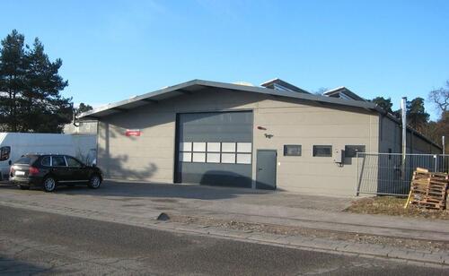 Foto - Gewerbehalle mit Parkplätzen in Schifferstadt