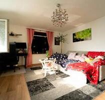 Helle 3,5-Zimmer-Wohnung mit Balkon, Einbauküche & 2 Stellplätzen - Vaihingen an der Enz