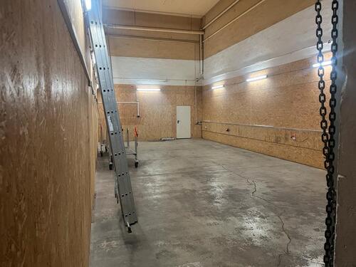 Foto - Lagerhalle Ca 90m2 Mit WC Großen Sektionaltor 3x4in Bad Nenndorf