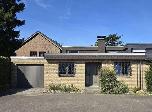 Foto - Stilvoller möblierter Splitlevel-Bungalow mit Garten
