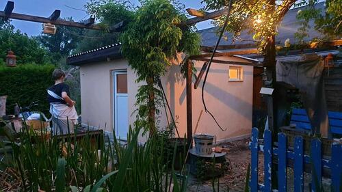 Foto - Kleingarten mit Gewächshäuschen