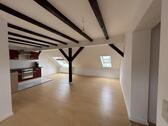 Foto - 4-Raum DG-Appartment mit großen Fenstern und offener Einbauküche