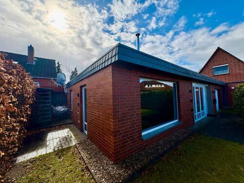 Foto - Erstbezug nach Sanierung – moderner Bungalow mit Kamin, Einbauküche & Garage in ruhiger Lage!