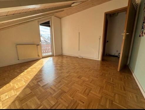 Foto - Modernisierte Wohnung mit drei Zimmern sowie Balkon und Einbaukü.