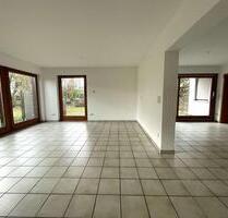 Helle 4,5-Zimmer-Erdgeschosswohnung mit Terrasse, Gartenanteil und Garage in Laichingen