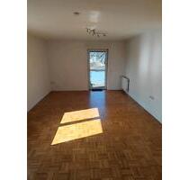 Moderne 4-Zimmer-Wohnung mit Balkon, Garten und Garage - Halle