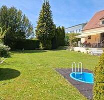 Einfamilienhaus mit großem Garten, ELW und Doppelgarage Aystetten
