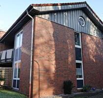 Gemütliche, zentrumsnahe Obergeschosswohnung mit zwei Balkonen und Fahrstuhl für Personen ab dem 60. Lebensjahr! - Aurich