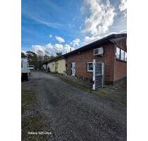 Haus mit zwei Wohnungen und Halle Werkstatt Lager Autowerkstatt - Boostedt