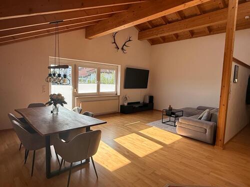 Foto - Provisionsfrei: Helle 3-Zimmer-DG-Wohnung mit Sichtbalken EEK: B