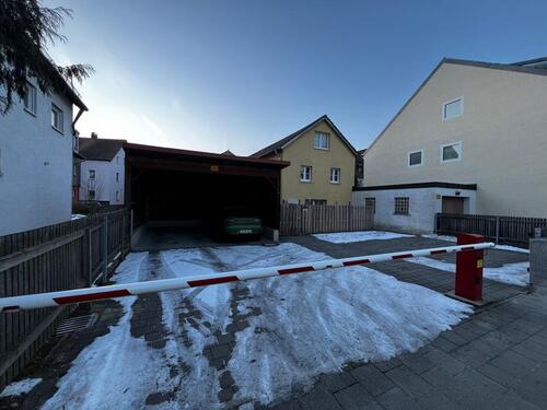 Foto - Stellplätze aussen mit Schranke Holzgartenstr. 4