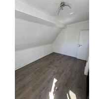1 Zimmer DG Wohnung Holweide - 580,00&nbsp;EUR Kaltmiete, ca.&nbsp; 34,00&nbsp;m&sup2; in Köln (PLZ: 51067) Mülheim