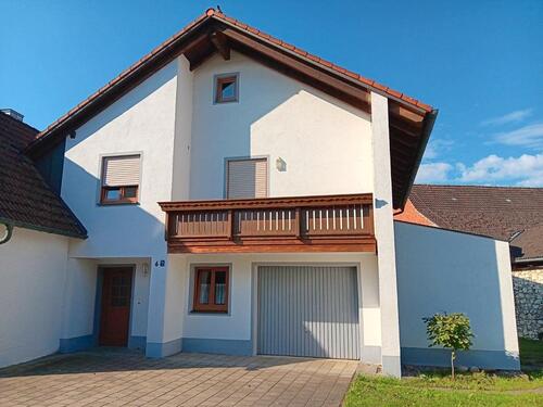 Foto - Grundstück mit einer Wohnung auf Garage plus Altbestand